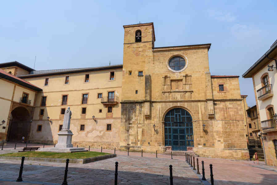 Oviedo 041 - iglesia de Santa María de la Corte.jpg